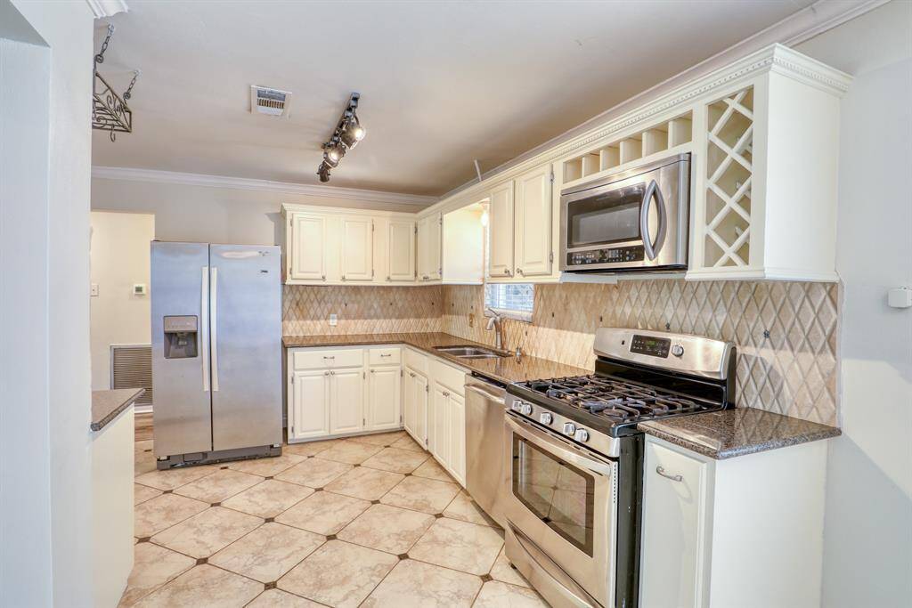 Microwave, Gas Cooking and Wine Storage