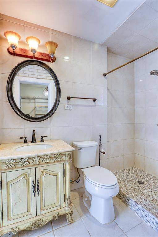 Beautiful Vanity and Lighting