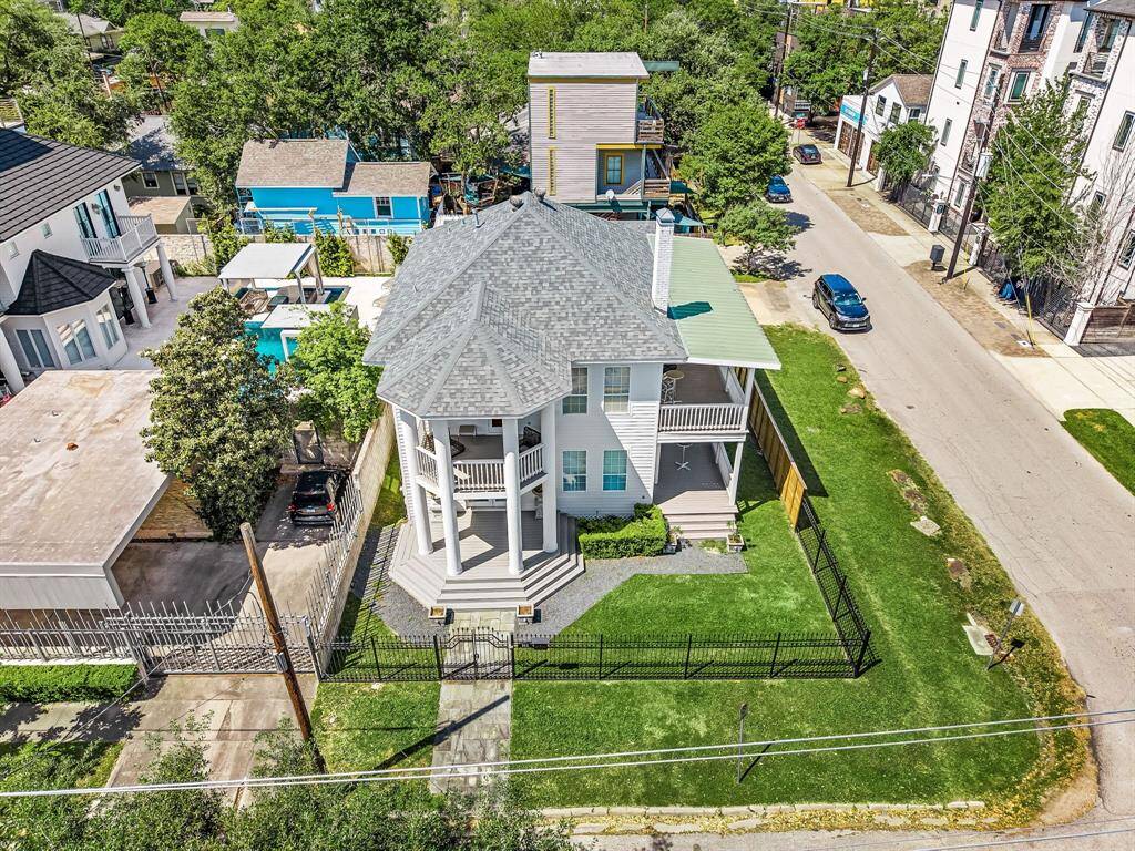 Large corner lot in the heart of Montrose with fantastic neighbors!