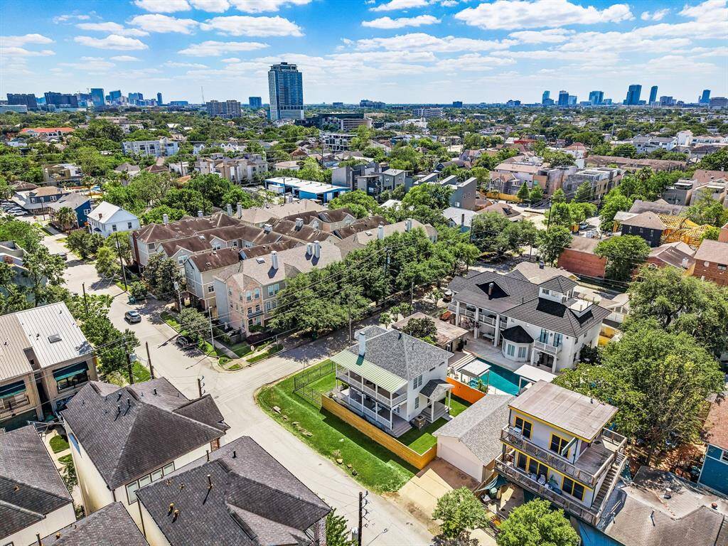 Look at this lush green yard! You won't often find a yard this size in Montrose.