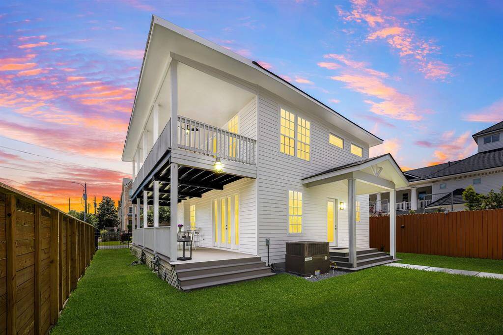 You will have plenty of outdoor space to enjoy! Entertain your guests with a private fencing or enjoy the night sky while on the 2nd floor balcony.