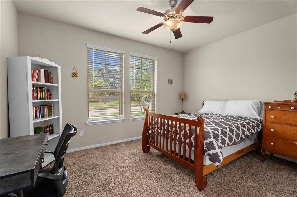 Discover the ideal guest suite at the front of the house, perfect for visitors or multigenerational living.