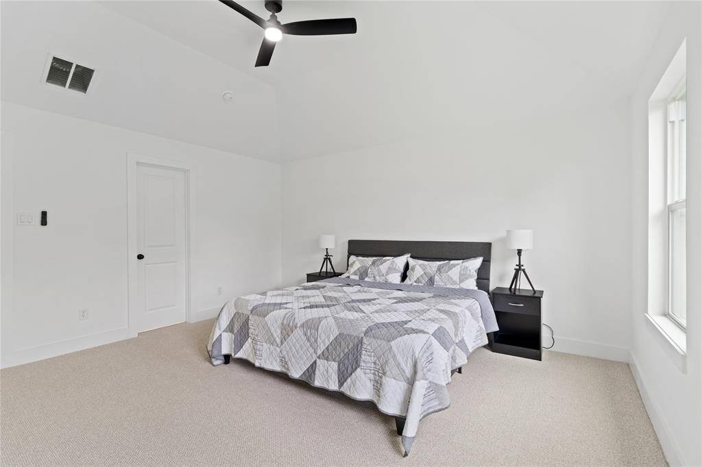 The neutral tones of the carpet and walls create a serene and welcoming atmosphere, providing an ideal space for rest and relaxation.