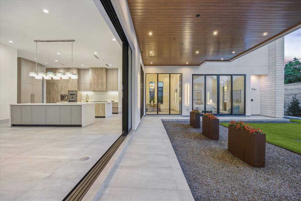 Indoor/Outdoor living with fully retractable Western Window Systems sliding glass doors