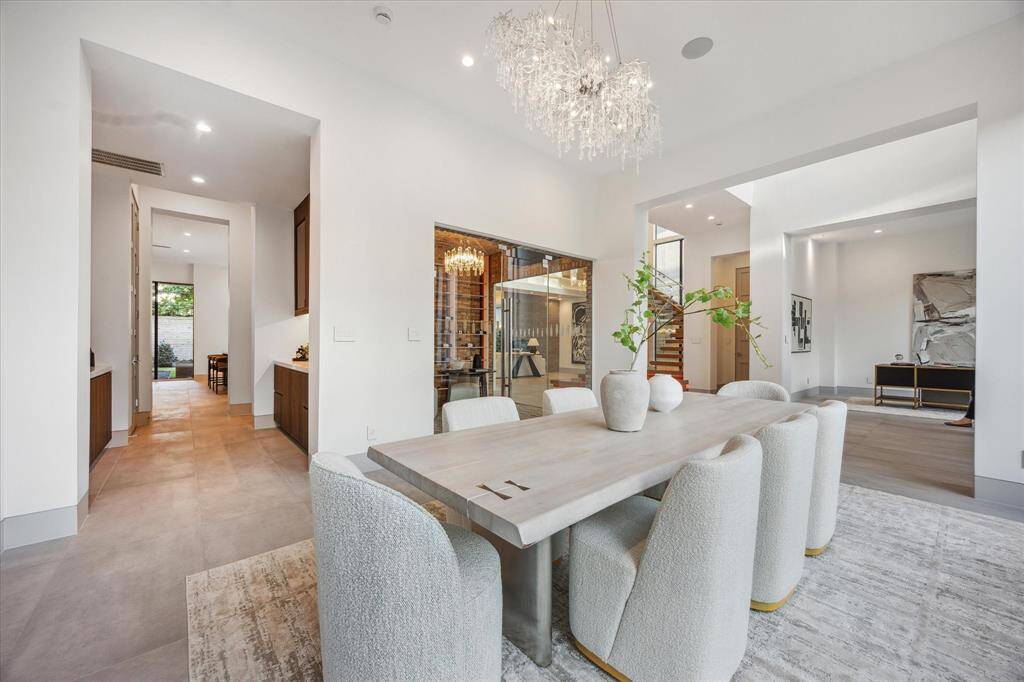 Dining room with cased entry to butler's pantry