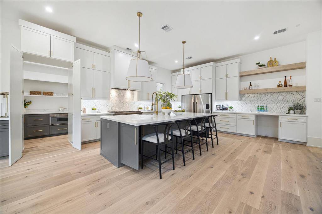 [KITCHEN]Designed for culinary enthusiasts and professionals, this kitchen is a masterpiece of sleek design and stunning features. The expansive island provides ample prep space and a striking centerpiece, while the generous counter space, complemented by beautiful countertops and a custom backsplash, enhances both functionality and style.