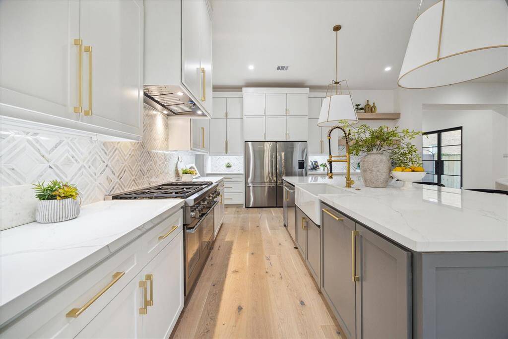 Equipped with high-end appliances and top-tier fixtures, it offers everything a chef could desire.  Custom cabinetry adds a touch of sophistication, offering abundant storage while maintaining the kitchen’s modern aesthetic.