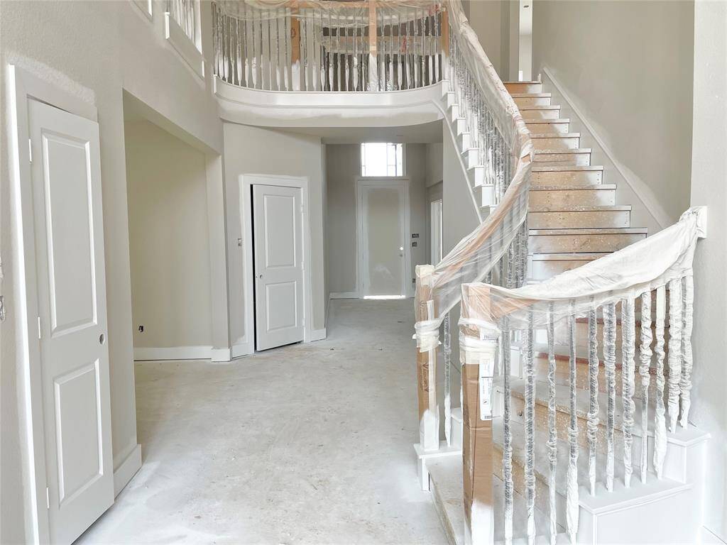 Rounded Staircase & High Ceilings