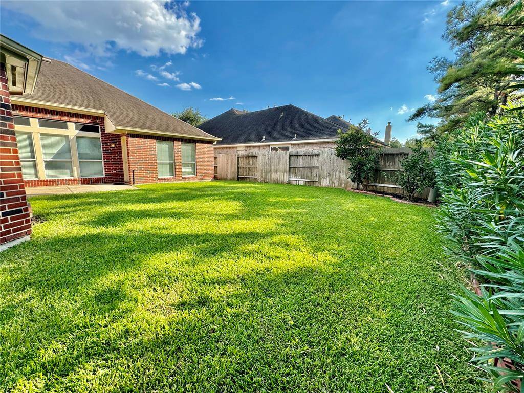 Huge Backyard w Sprinklers