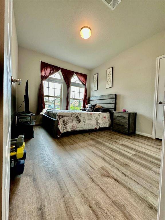 2nd Bedroom En-suite (1st Floor)
