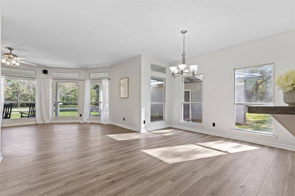 Breakfast Area and Living Room