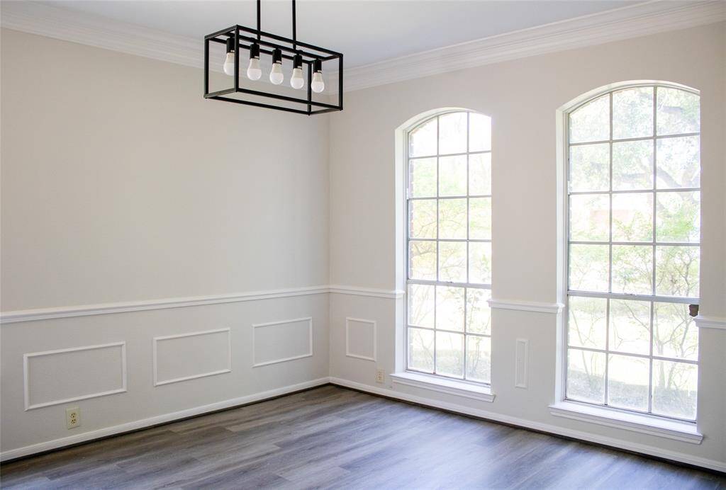 Spacious Dinning room with radius windows and lots of lights
