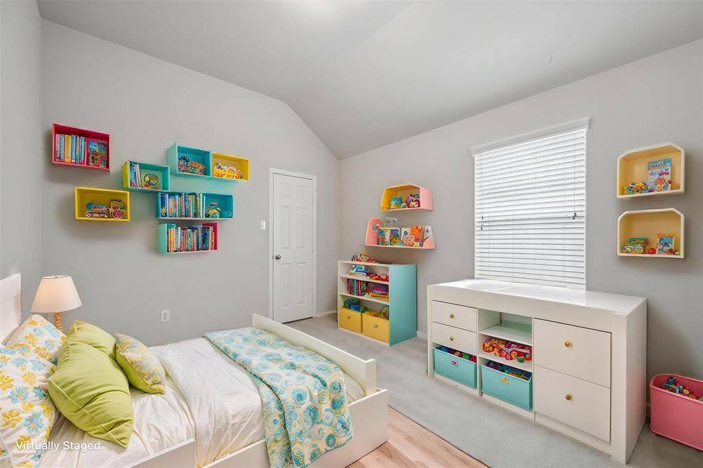 Secondary bedroom (1/2)