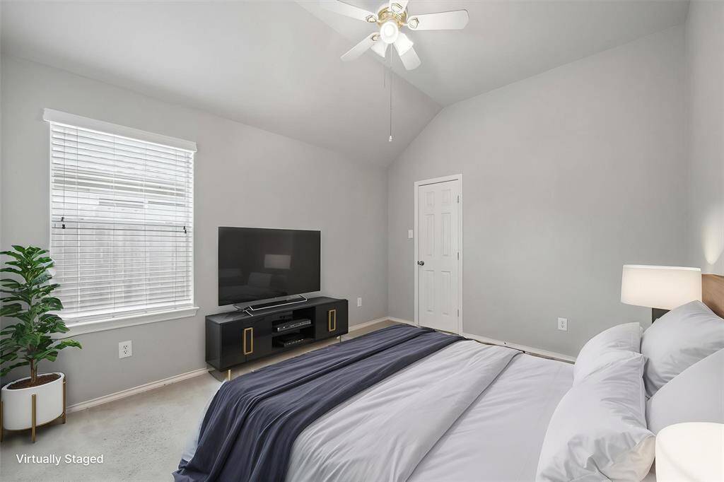 Secondary bedroom (2/2)