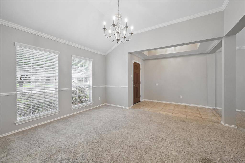 Dining room/entry