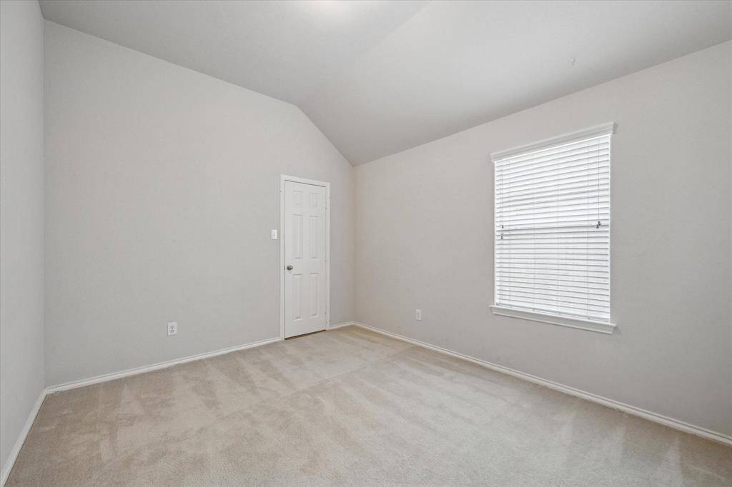 Secondary bedroom (1/2)