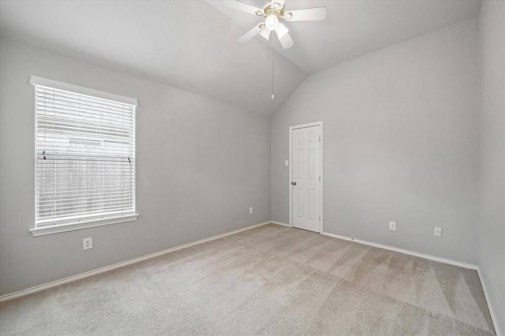 Secondary bedroom (2/2)