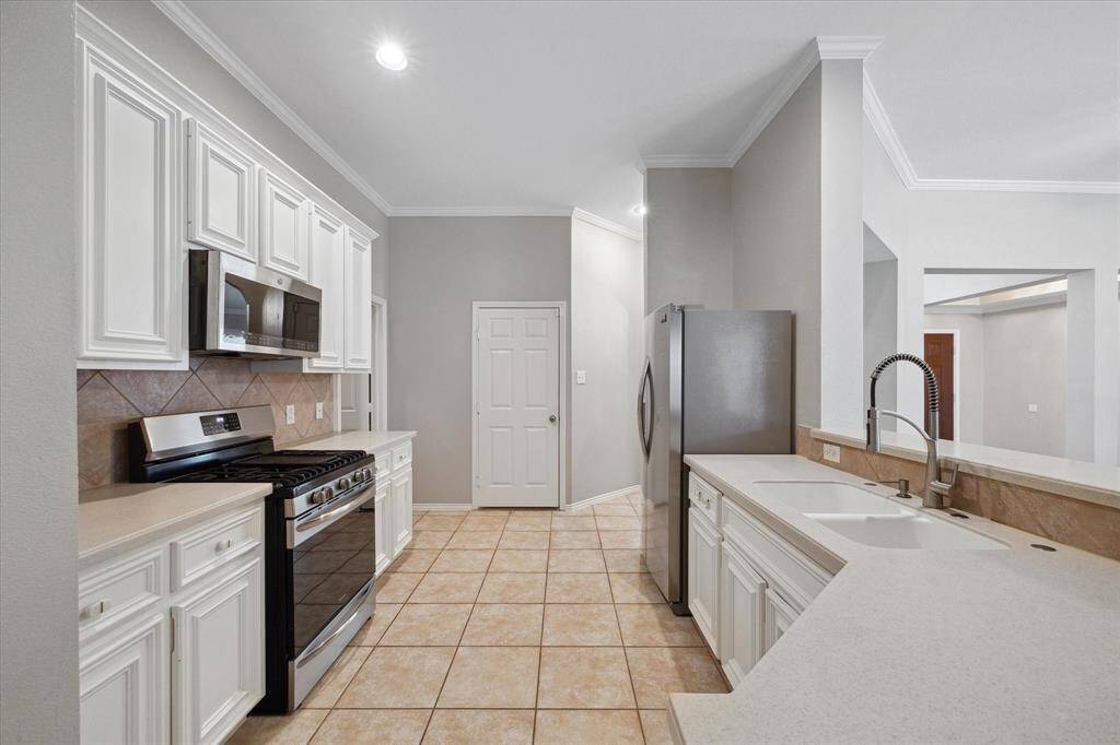 Neutral kitchen with gorgeous stainless steel appliances