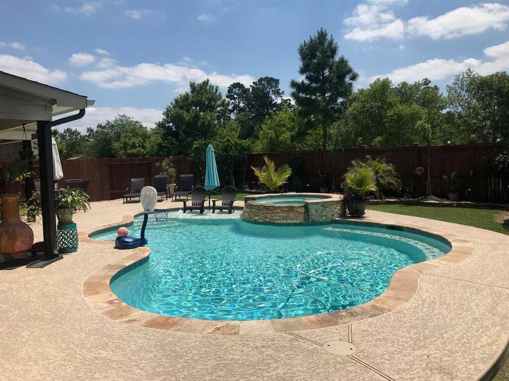 Just in time for SUMMER! Located within the Master Planned Community of The Falls at Imperial Oaks is the 5/3.5 with backyard oasis including pool, spa and covered summer kitchen.