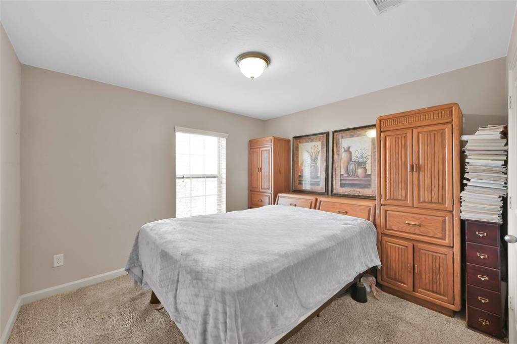 Another secondary bedroom spacious enough for large furnture.