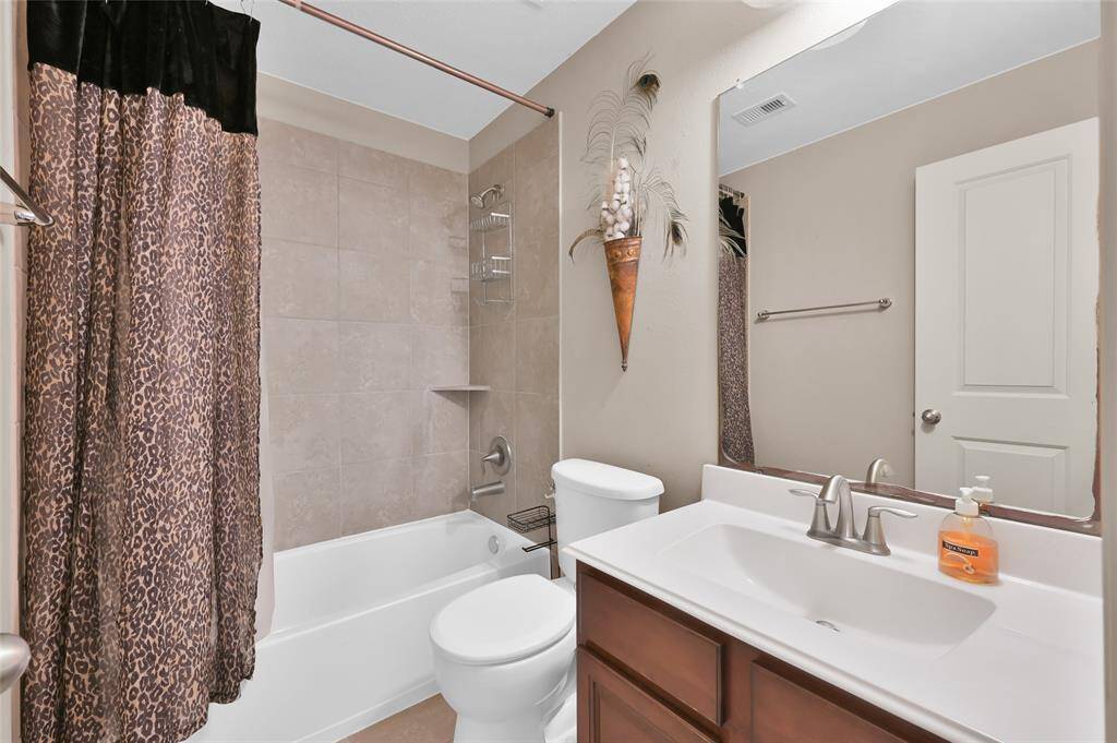 The additional secondary bathroom upstairs.