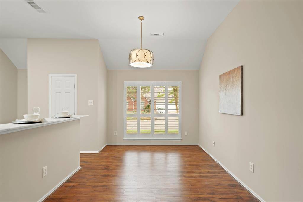 Bright breakfast room.