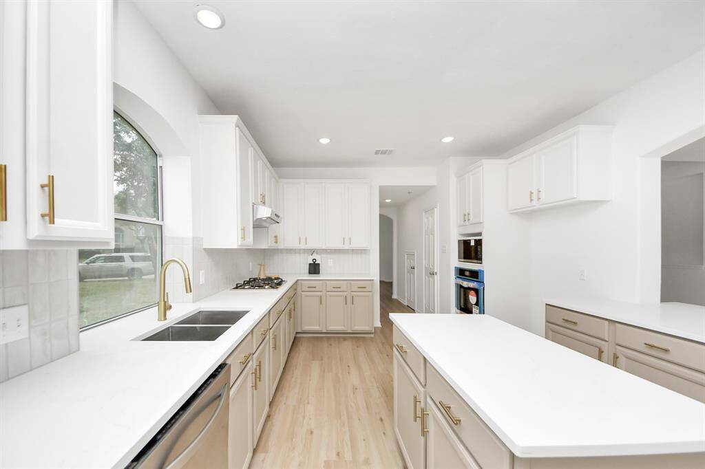 Fabulous island for extra food prep room and storage