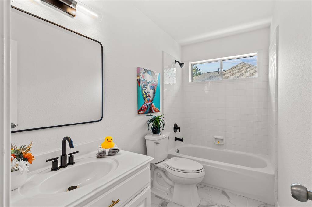 Upstairs bath with shower/tub combo