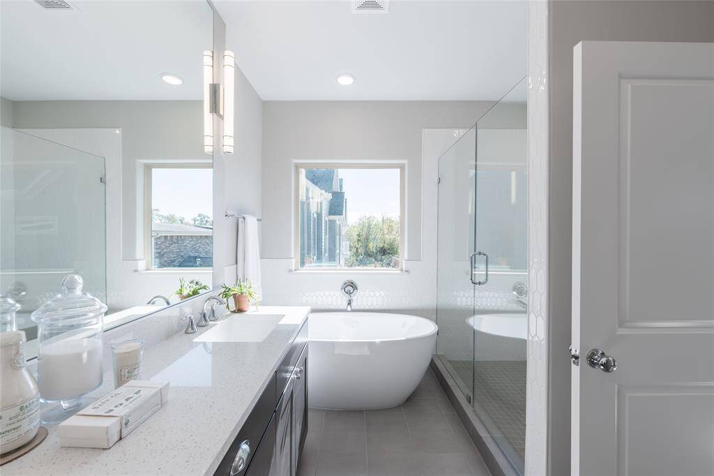 Elegant finishes and a soothing ambiance make this en-suite the perfect place to refresh and rejuvenate every day.