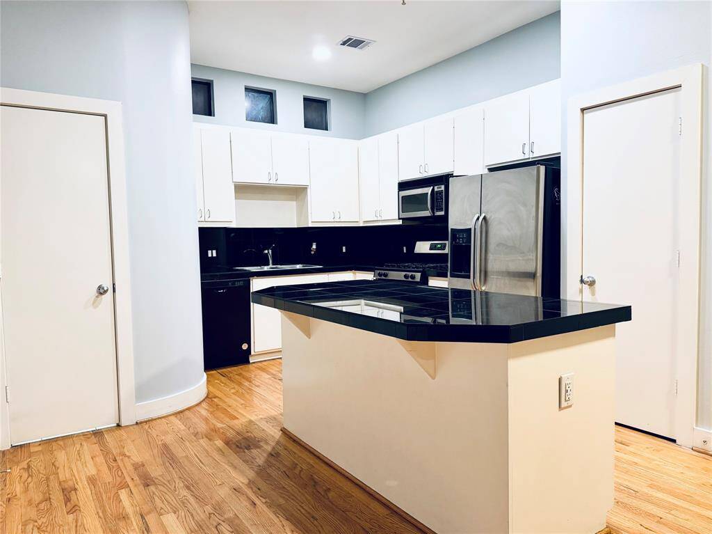 Beautiful kitchen with island to entertain and meal prep.
