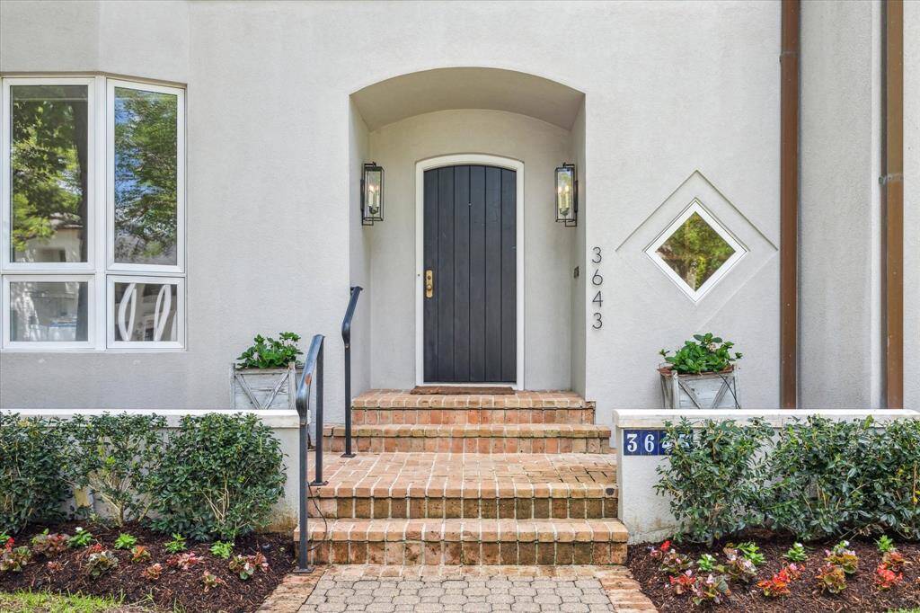 Inviting front entry