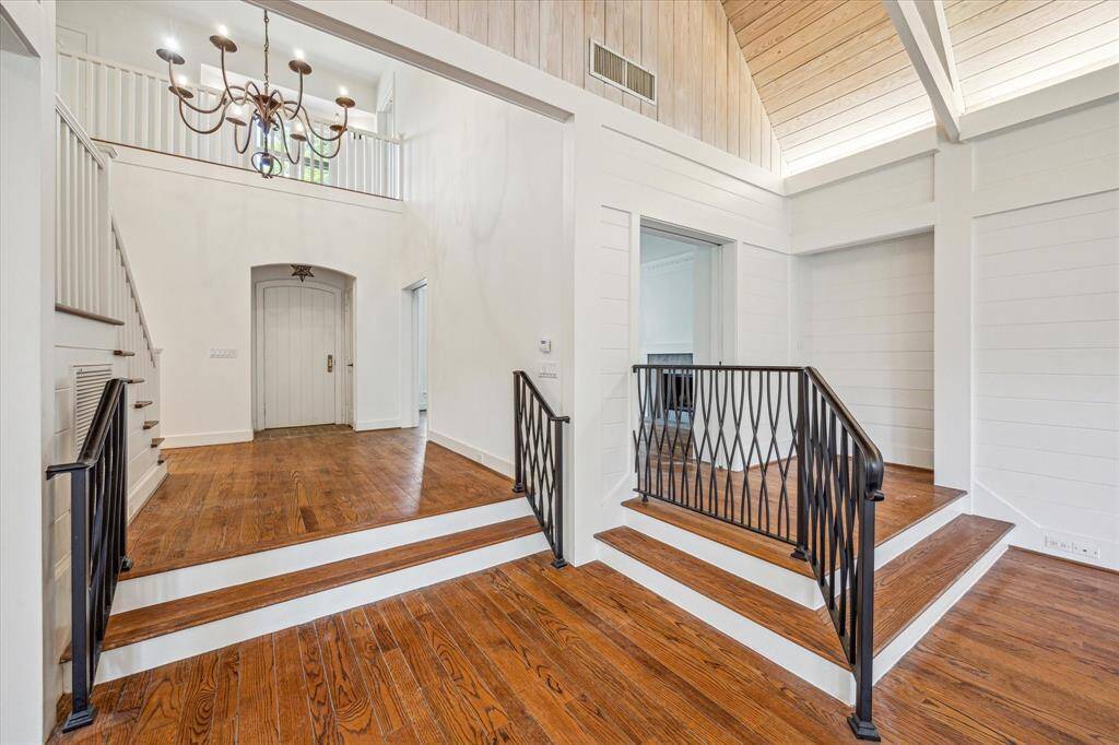 Landing from foyer into great room