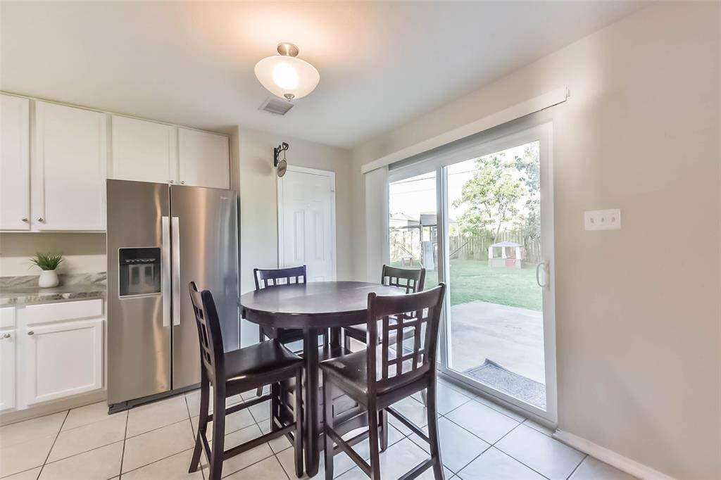 Start your day with sunshine! The breakfast nook is perfectly placed beside large sliding glass doors that flood the space with natural light and offer a view of the expansive backyard.