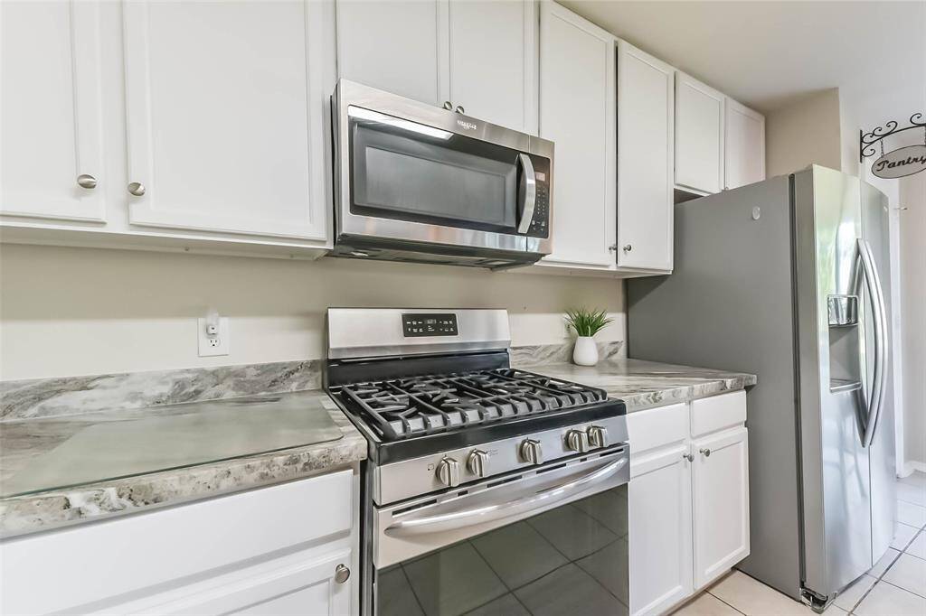 Ready for your signature dish! This upgraded Whirlpool gas range and microwave combo brings both function and flair—plus plenty of counter space for prepping your favorite meals.