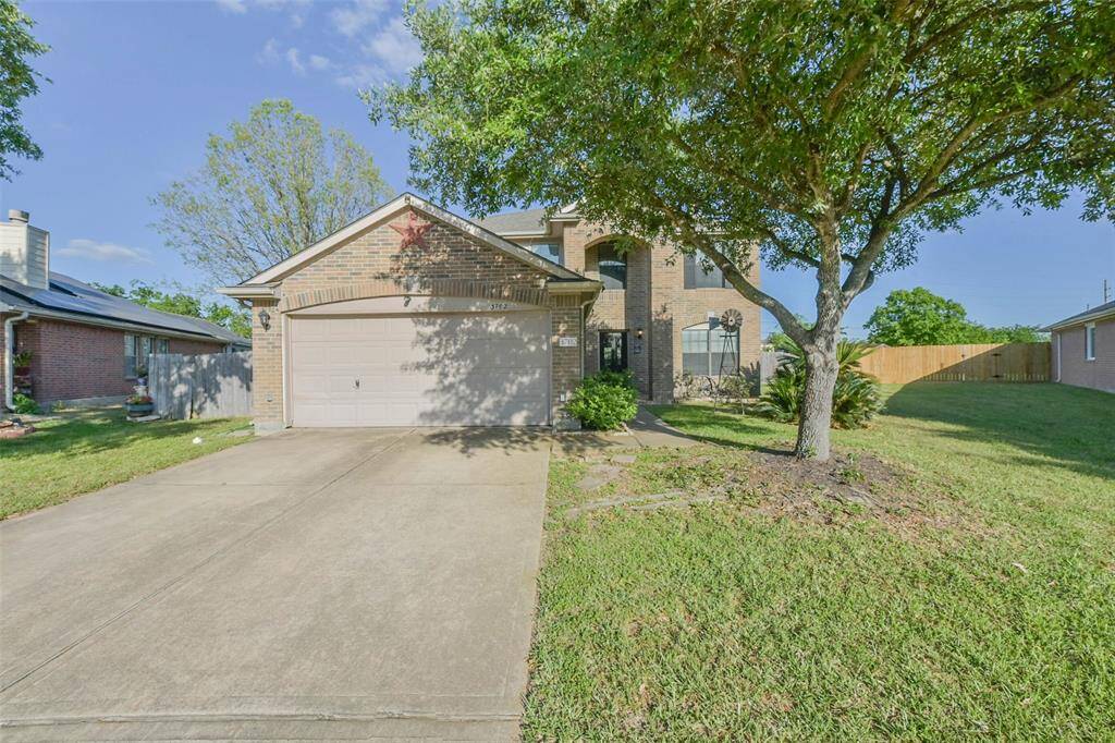Bathed in morning light, this home’s tidy exterior and spacious driveway make every arrival feel like a fresh start. Bonus: the garage door features automatic lighting and brick accents for extra polish.
