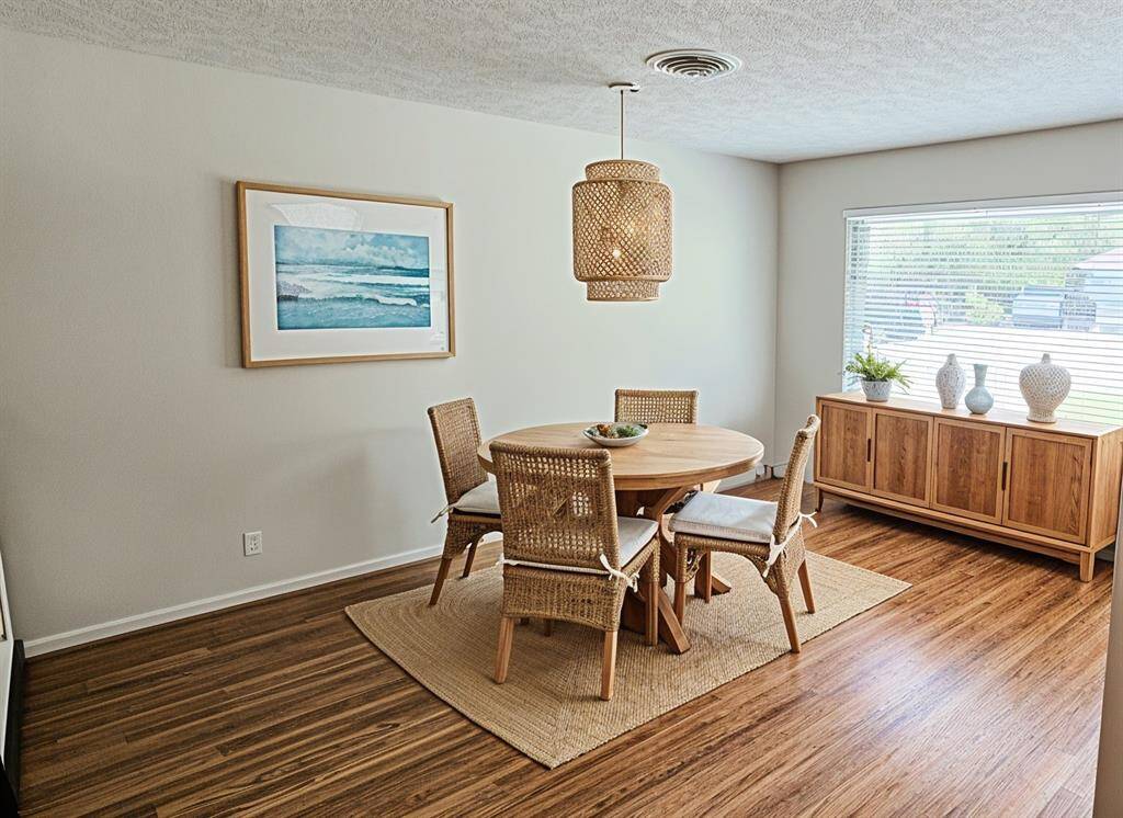 AI-Staged Dining Room