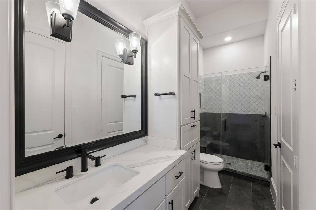 Full guest bathroom
