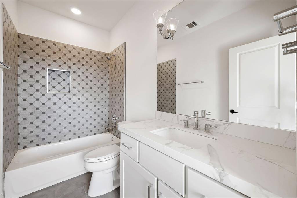 Full bath on 3rd floor
