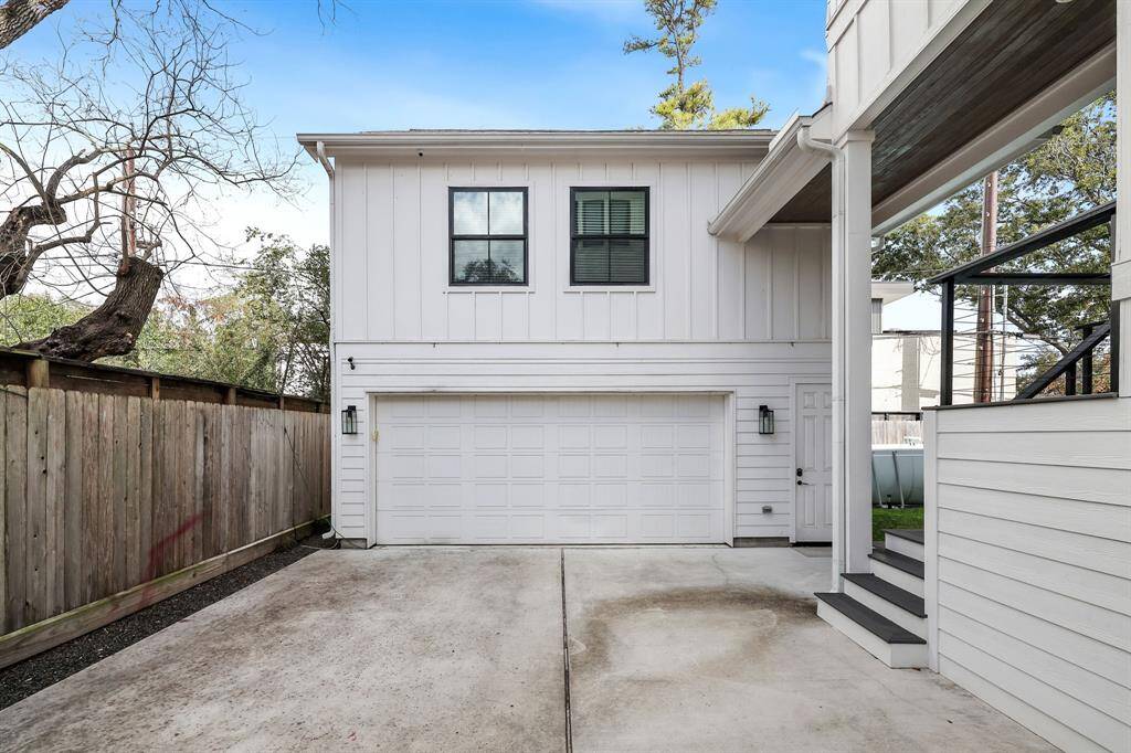 Detached garage (air condition) and quarters above garage