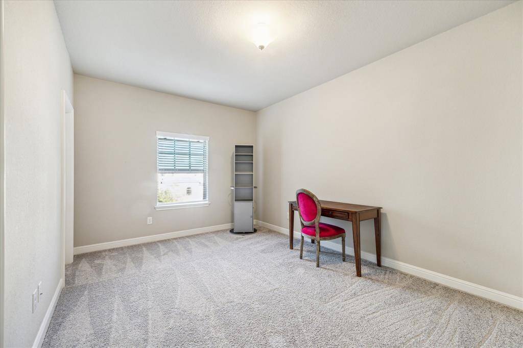 Second guest bedroom that has hollywood bathroom
