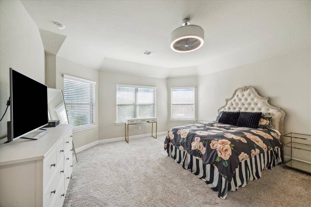 Third guest bedroom with attached bathroom
