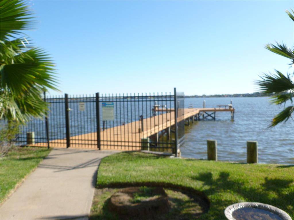Guest dock on the lake