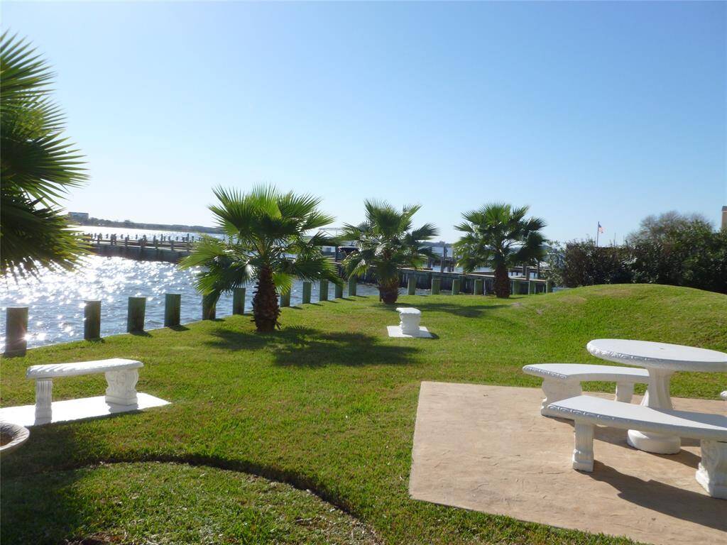 A beautiful area for a picnic on the lake