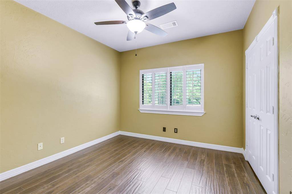 Secondary bedroom.