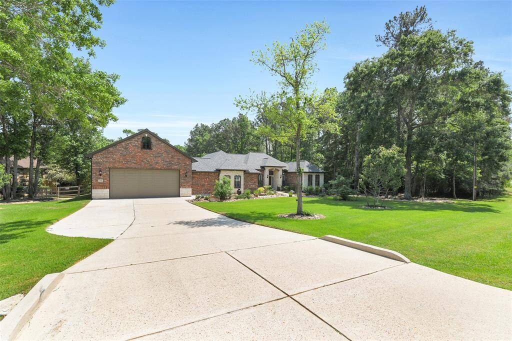 Expansive driveway with plenty of parking!