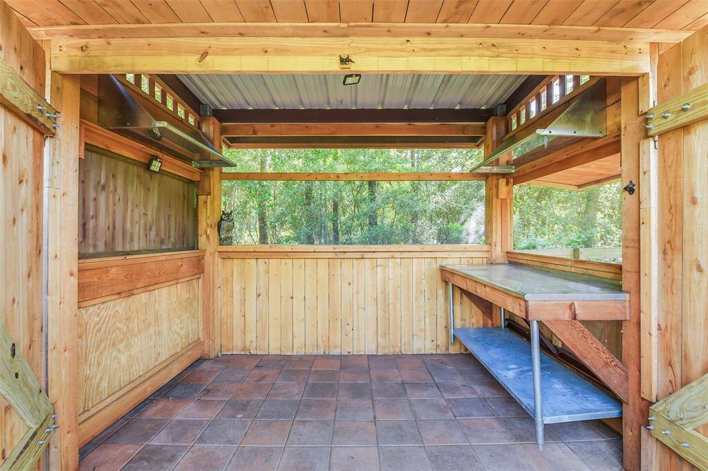 Great enclosed area that has a stainless work station, two window areas that have doors that raise up. Great place for Bar-B-Ques, Crawfish boils, shrimp fries etc. Front double doors close when not in use.