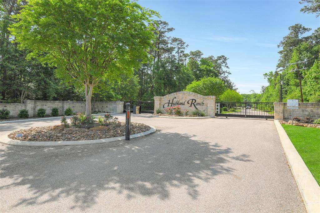 Welcome Home! Close to shopping, Lake Conroe, Major Medical and more.