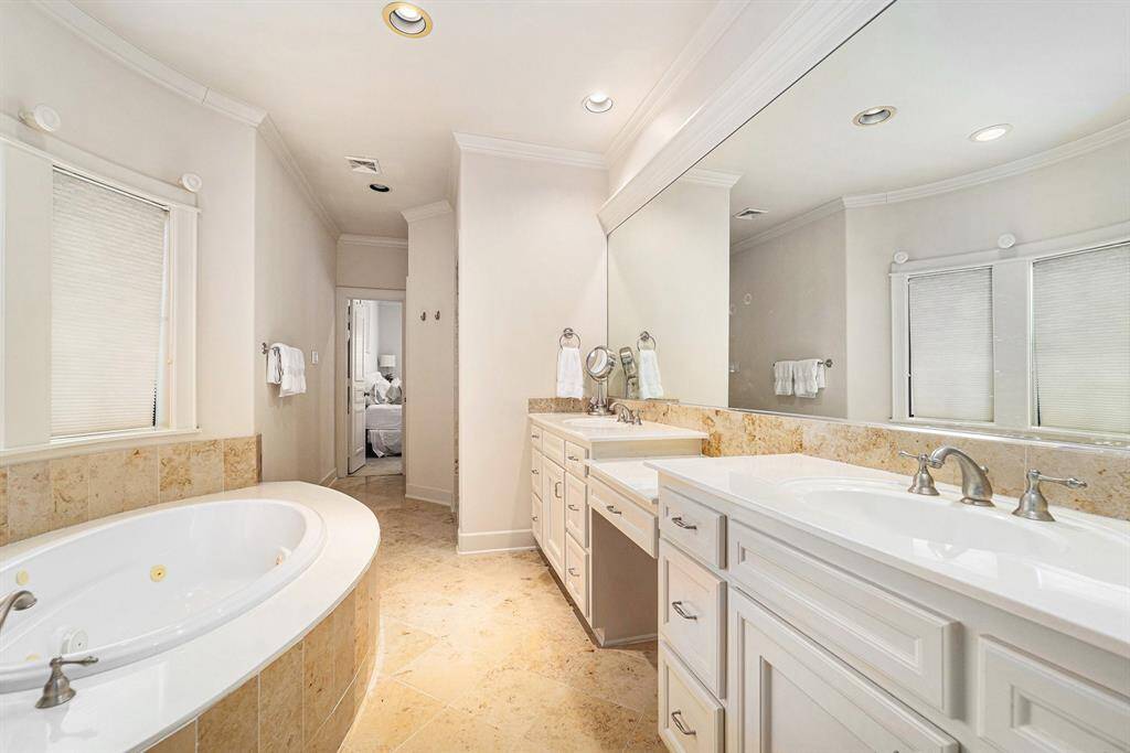 Primary Bathroom Suite - 3rd Level