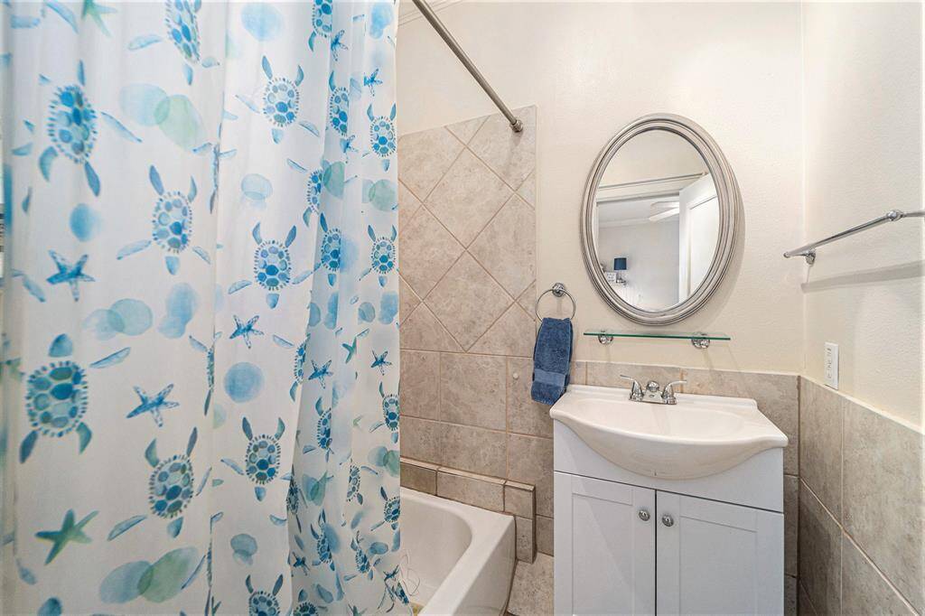 Full Bath - 2nd Level Secondary Bedroom