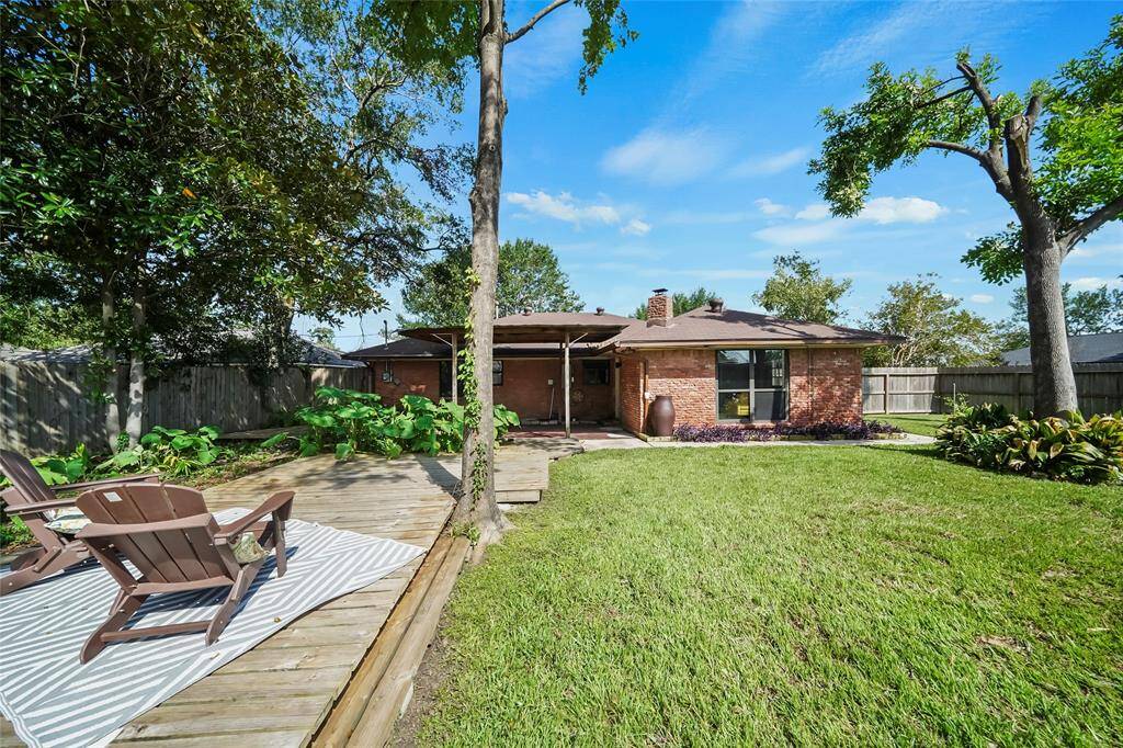 Spend your days and nights on one of three patio areas, surrounded by quiet and serene surroundings. All this tranquility, right in the heart of the city!